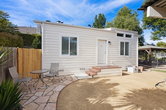 Building Photo - Thousand Oaks - One bedroom