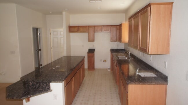Building Photo - BEAUTIFUL 4 BEDROOM HOME IN GUARD GATED CO...
