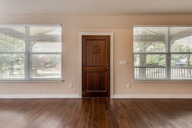 Foto del edificio - AVAILABLE NOW 4 BEDROOM 2.5 BATH HOME IN A...