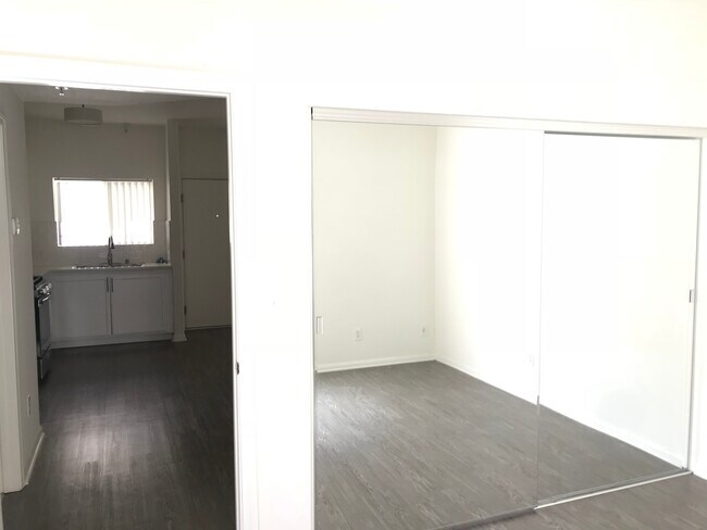 Building Photo - 251 Robinson St Los Angeles, CA 90026