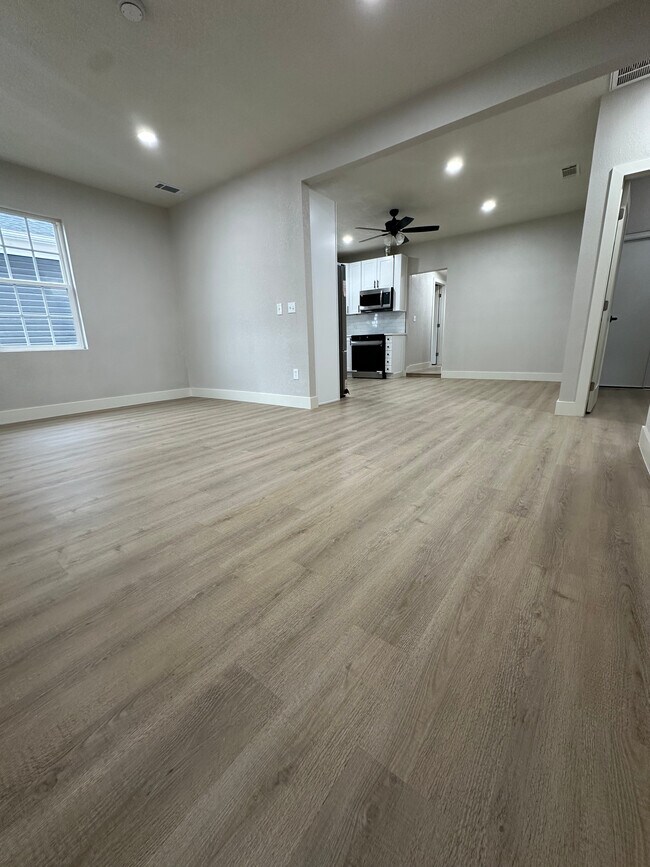 Foto del edificio - 615 Lowell Blvd