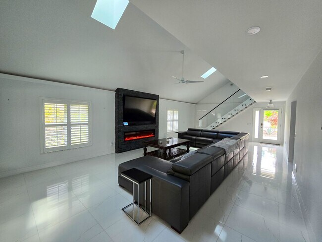 Foto del edificio - SEASONAL RENTAL - Luxury by the Beach!