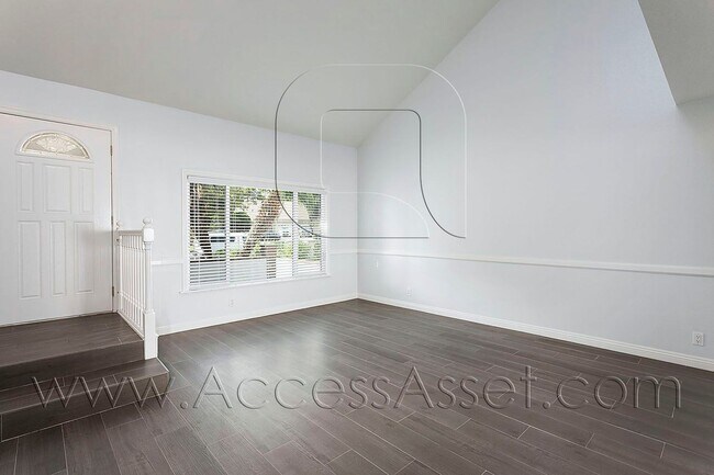 Foto del edificio - Spacious 4 Bedroom Home with Private Yard & Covered Patio in Anaheim Hills