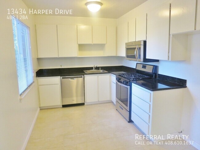 Foto del edificio - 13434 Harper Dr