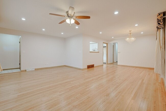 Building Photo - 475 Courtesy Ln