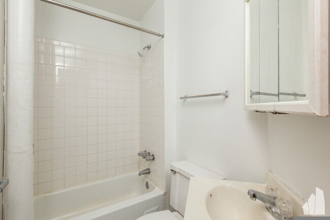 Building Photo - 436 W Belden Ave
