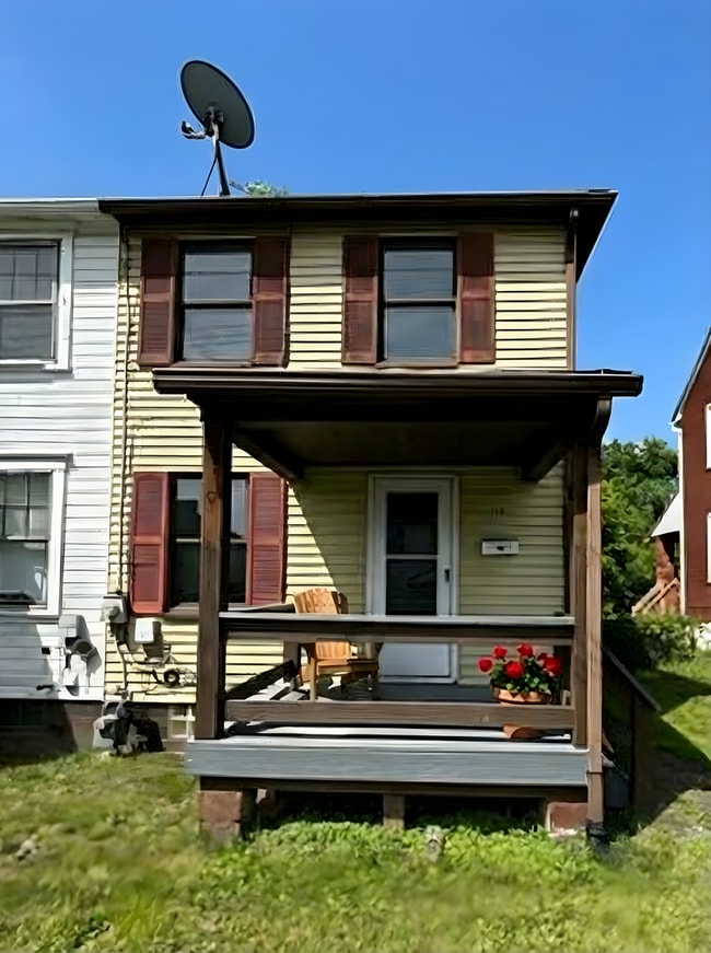 2Bed/1Bath End Unit Townhouse in Clairton - 2Bed/1Bath End Unit Townhouse in Clairton