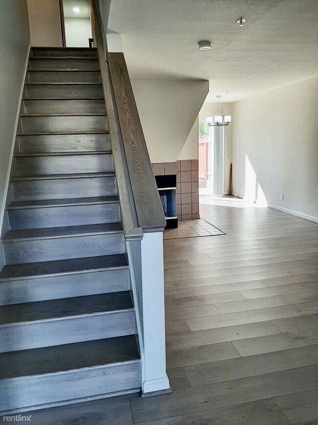 Building Photo - 2 br, 2.5 bath Townhome - 3017 Grove Way