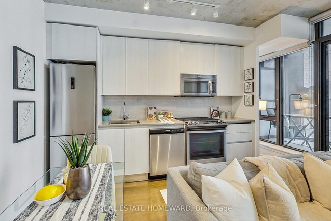 Building Photo - Boutique 1bed condo in centre of trendy King West!