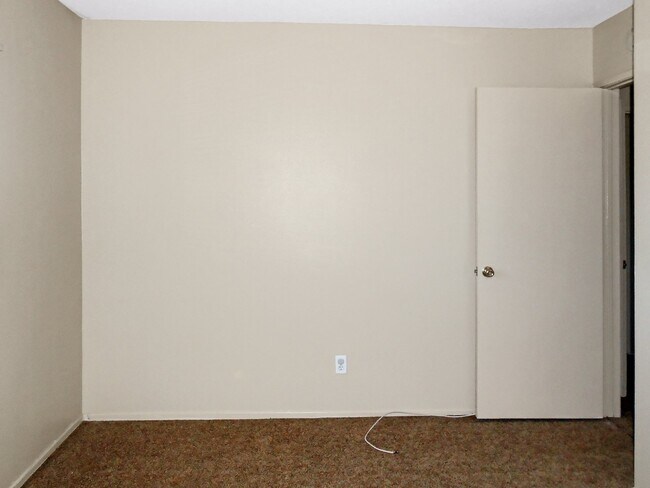 Building Photo - 936 W Perdew Unit A - Lease out for Signin...