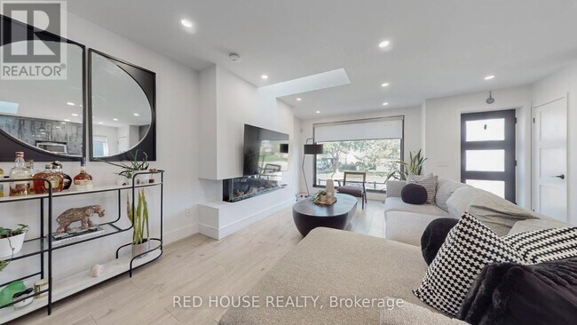 Building Photo - 22 Gladsmore Crescent