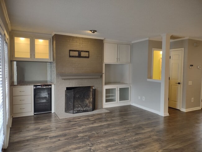 Building Photo - Move In Ready Townhome located in The Gate...