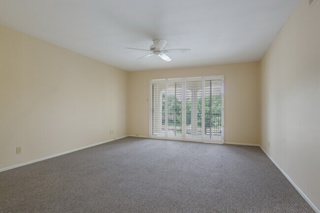 Building Photo - 8702 Village Dr