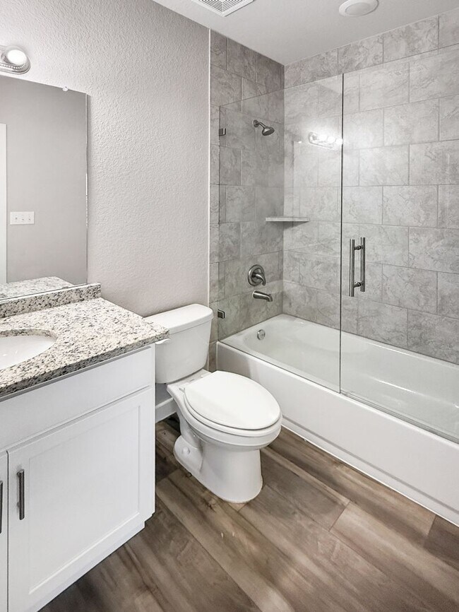 Foto del edificio - Modern 3-Story Townhome Near The Rim & La ...