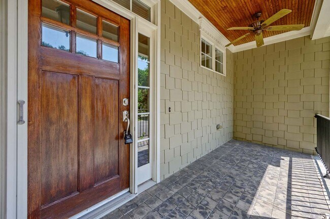 Foto del edificio - Custom Home in Fantastic Neighborhood!