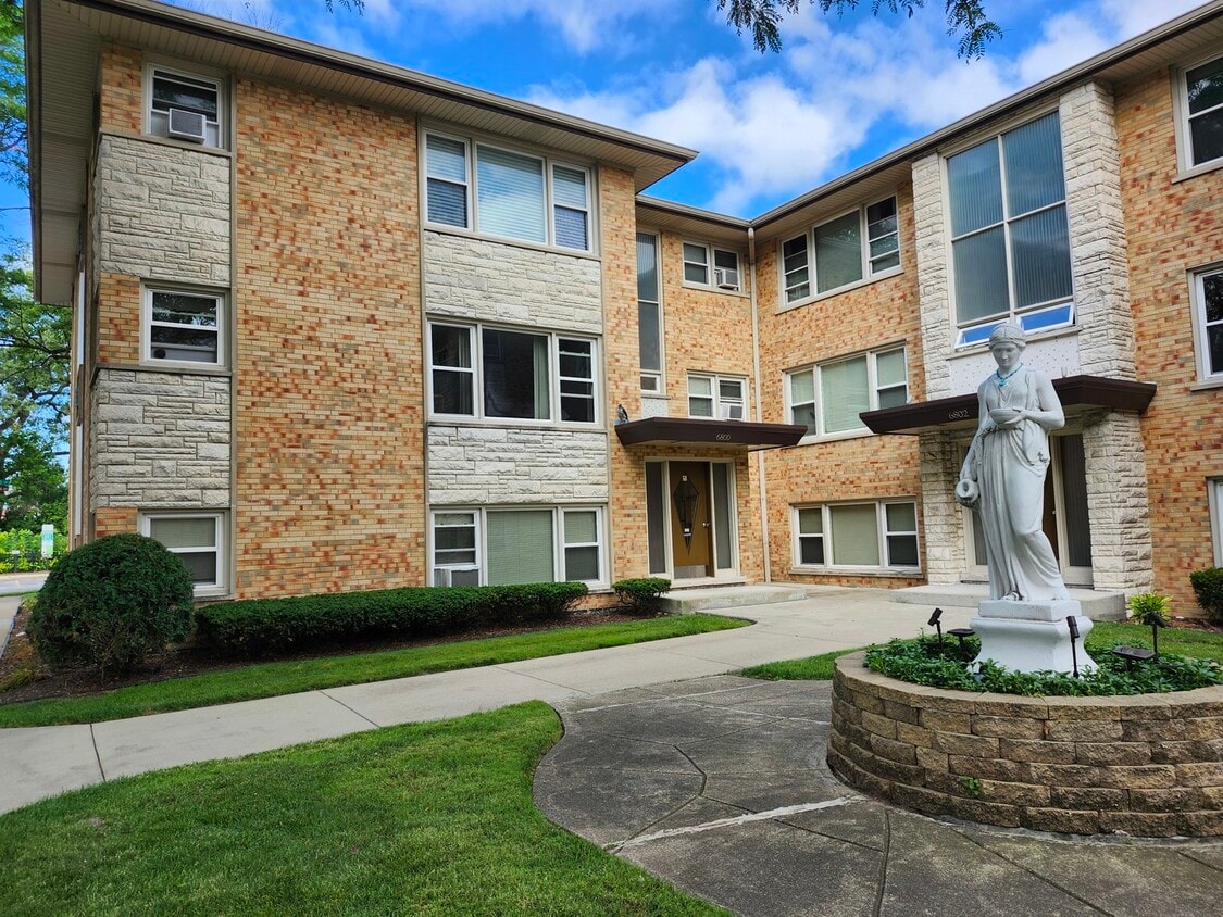 Primary Photo - 6800 N Overhill Ave