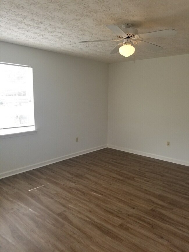 Building Photo - 395 Deer Park Dr