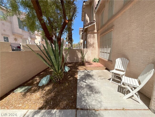 Foto del edificio - 9579 Belle Reserve St