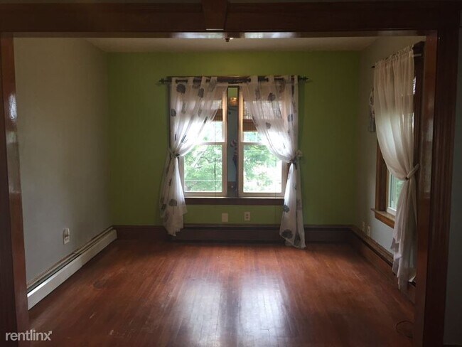 Building Photo - 17 Heath St