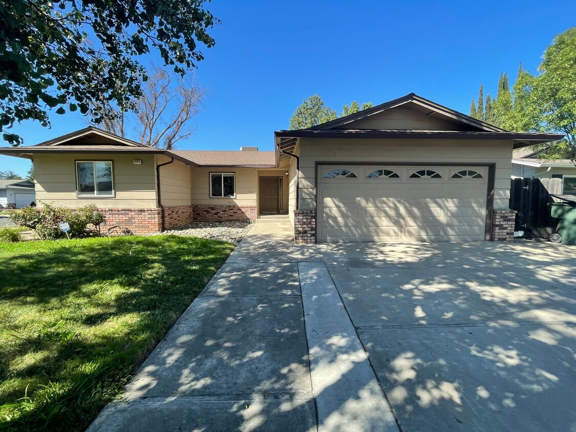 Foto principal - 4-bedroom single story in NW Modesto!