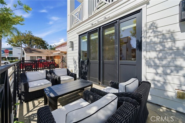 Foto del edificio - 305 Montero Ave