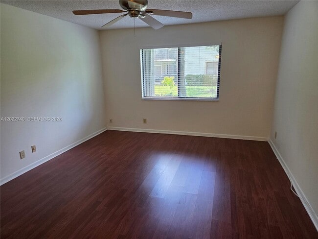 Building Photo - 413 Lakeview Dr