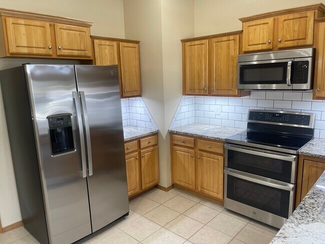 Foto del edificio - 1818 N Cedarcrest Ave