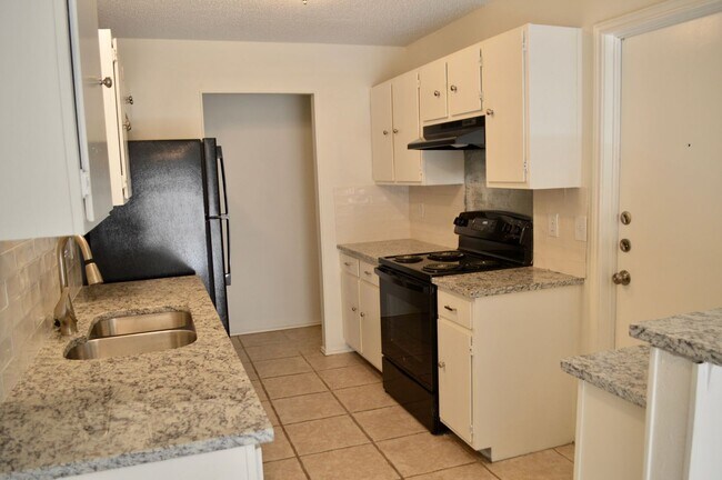Foto del edificio - Super Cute 2 bed 1 bath located in a quiet...