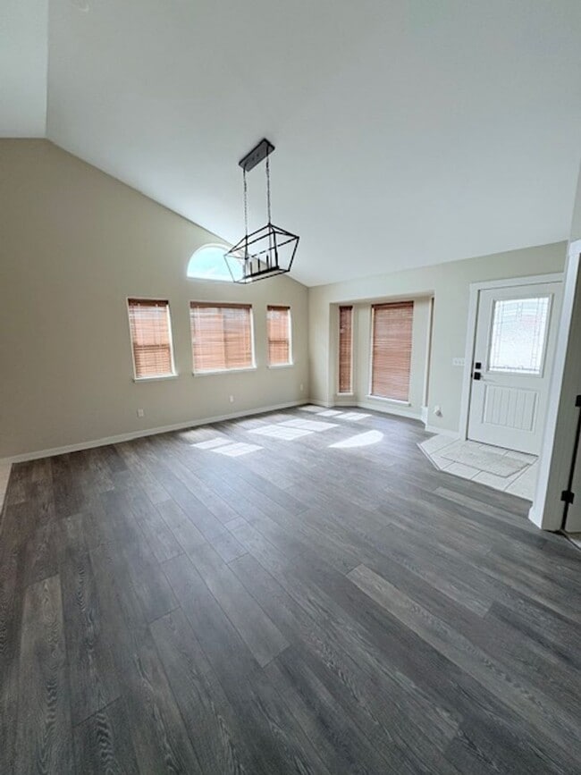 Building Photo - Stunning 3-Bedroom, 2-Bath Home with Lake Views!