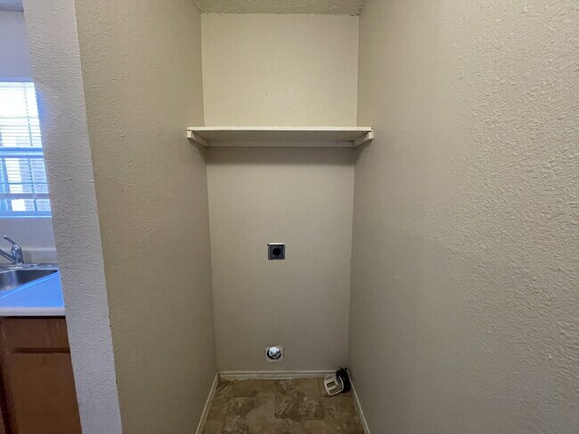 Building Photo - Cute 2 bed 1 bath duplex with large storag...