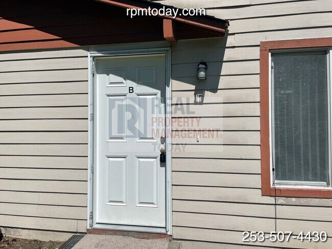 Building Photo - $300 OFF MOVE IN SPECIAL! Ground floor uni...
