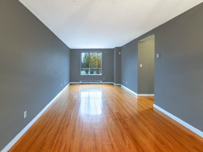 Photo du bâtiment - 7760 Granville Ave