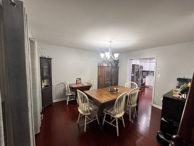 Foto del edificio - Gorgeous 5 Bed 3.5 Bath Single Family Home...