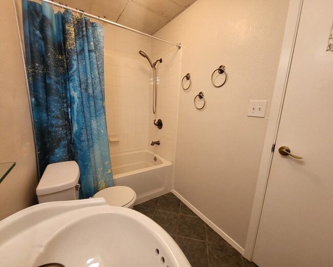 Building Photo - 7025 Holiday Dr