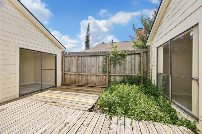 Foto del edificio - 8018 Cobblefield Ln