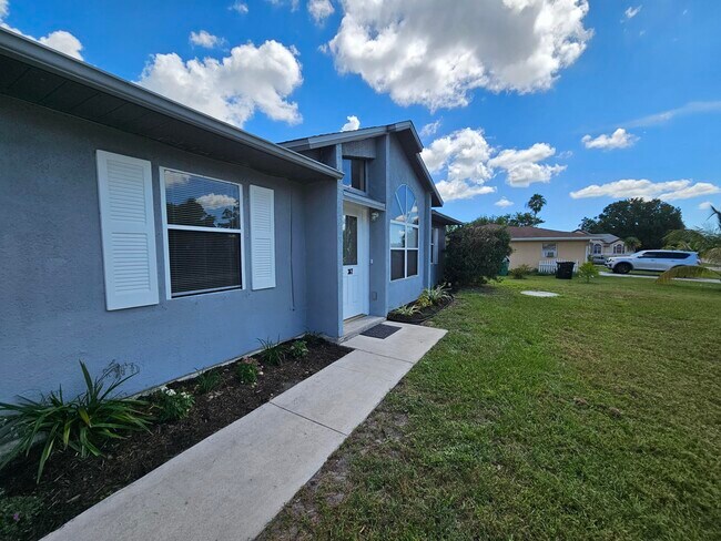 Foto del edificio - 367 NW Placid Ave