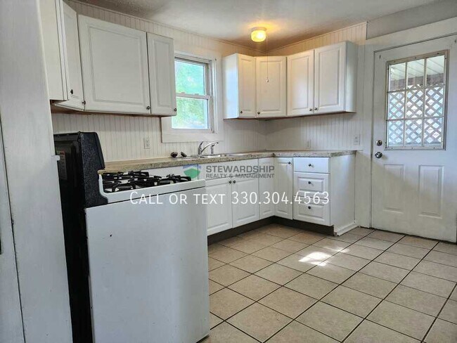 Building Photo - 461 Elson St