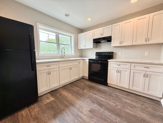 Foto del edificio - Updated 3-Bed, 1.5-Bath Semi-Detached Home...