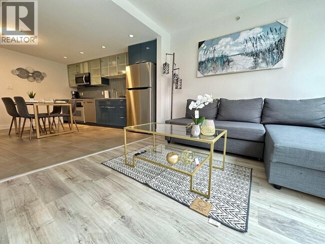 Building Photo - 33 Smithe St