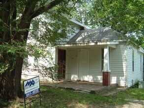 Building Photo - 1209-1211 Elm St