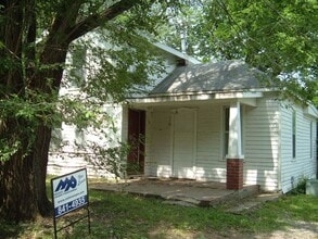 Building Photo - 1209-1211 Elm St