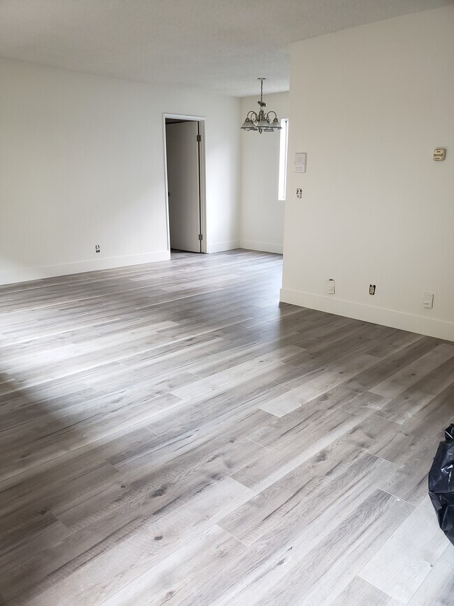 Building Photo - 704 E Windsor Rd