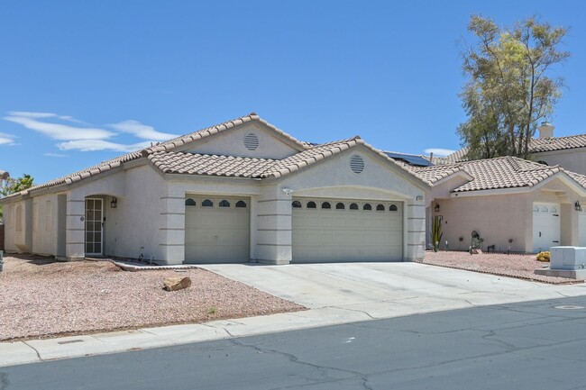 Building Photo - NW single Story!!! Small Pool!!!! Solar Pa...