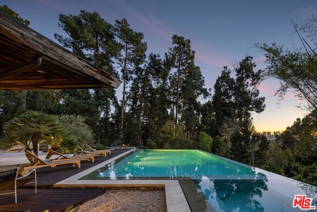 Building Photo - 1120 El Retiro Way