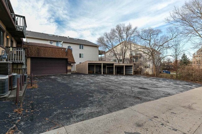 Foto del edificio - 3430 Holiday Ct