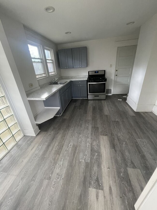 Building Photo - 53 Metlin Ave