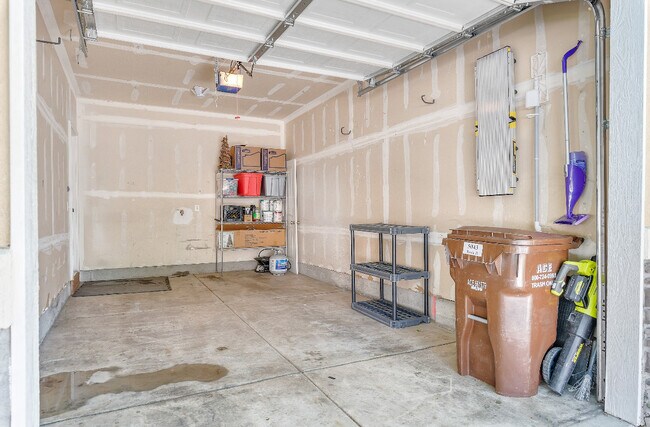 Building Photo - 5043 W Rock Butte