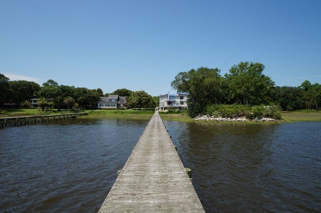 Foto del edificio - 949 River Rd Main