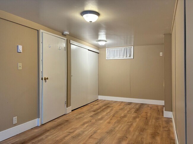 Building Photo - Charming Green Lake Home