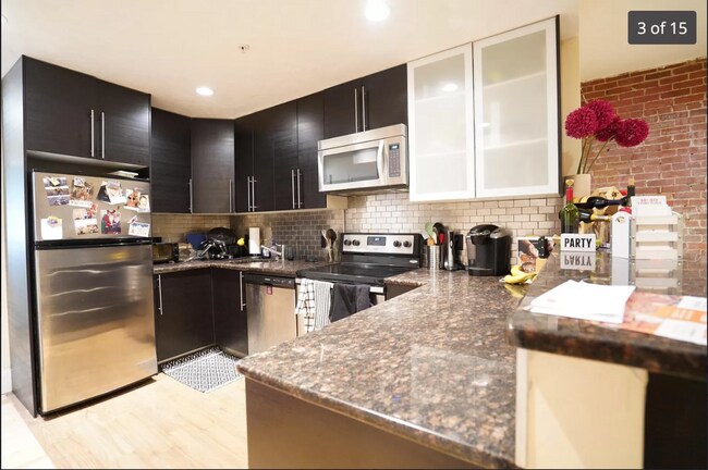 Foto del edificio - Spacious 4 Bed / 2 Bath on Beacon St | Brookline | 9/1